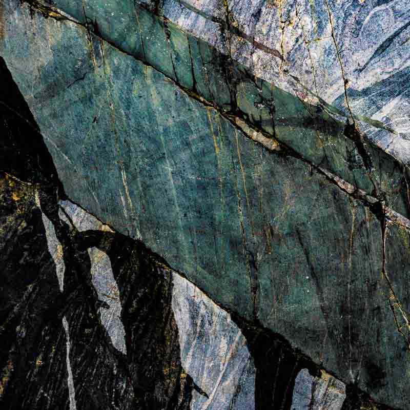 Gr&oslash;nn, bl&aring; og svart geologi | Veggbilder | Fotokunst til salgs | Kunstfoto | Kunst | Foto | Bilde